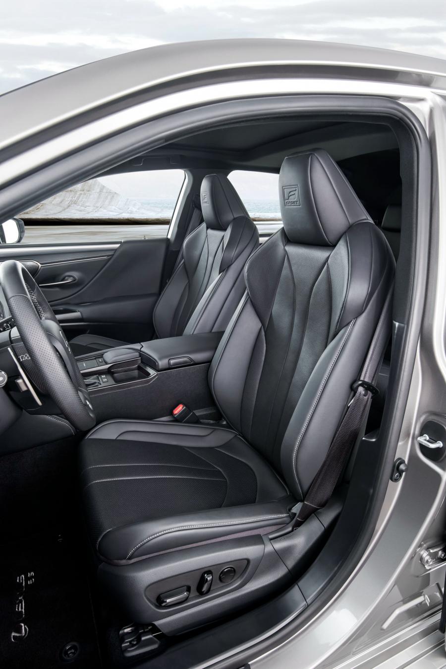 Интерьер Lexus ES300h F-Sport 2018 года  (WW) (фото 3 из 46)
